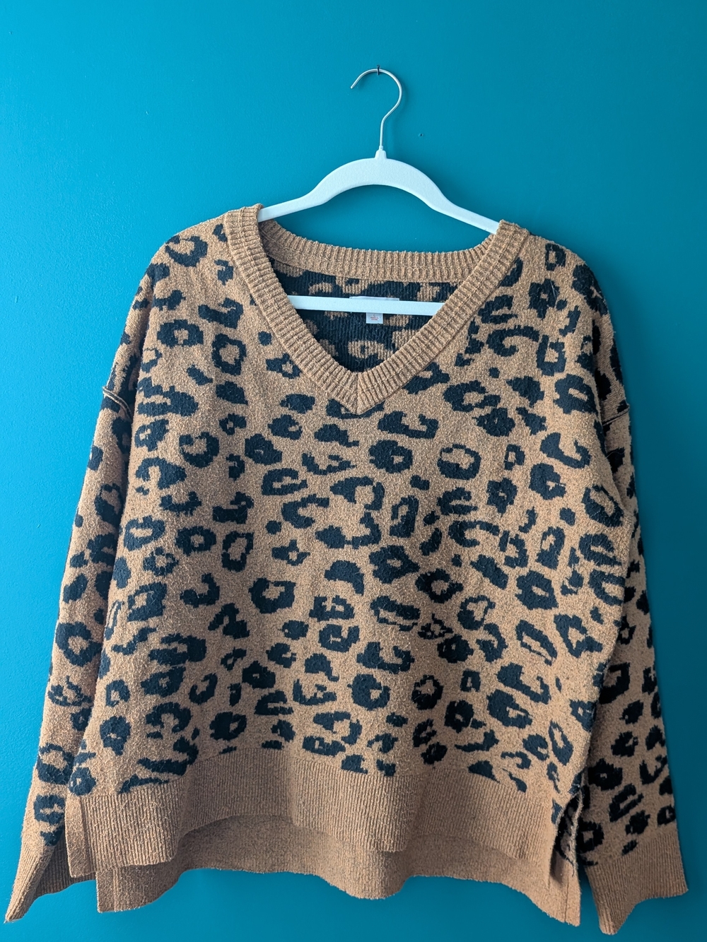 Knox Rose Leopard Print V-Neck Sweater in Camel and Black